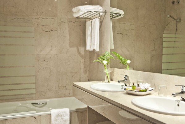 Quarto triplo standard | Banheiro | Banheira, banheira de imersão, produtos de toalete grátis 