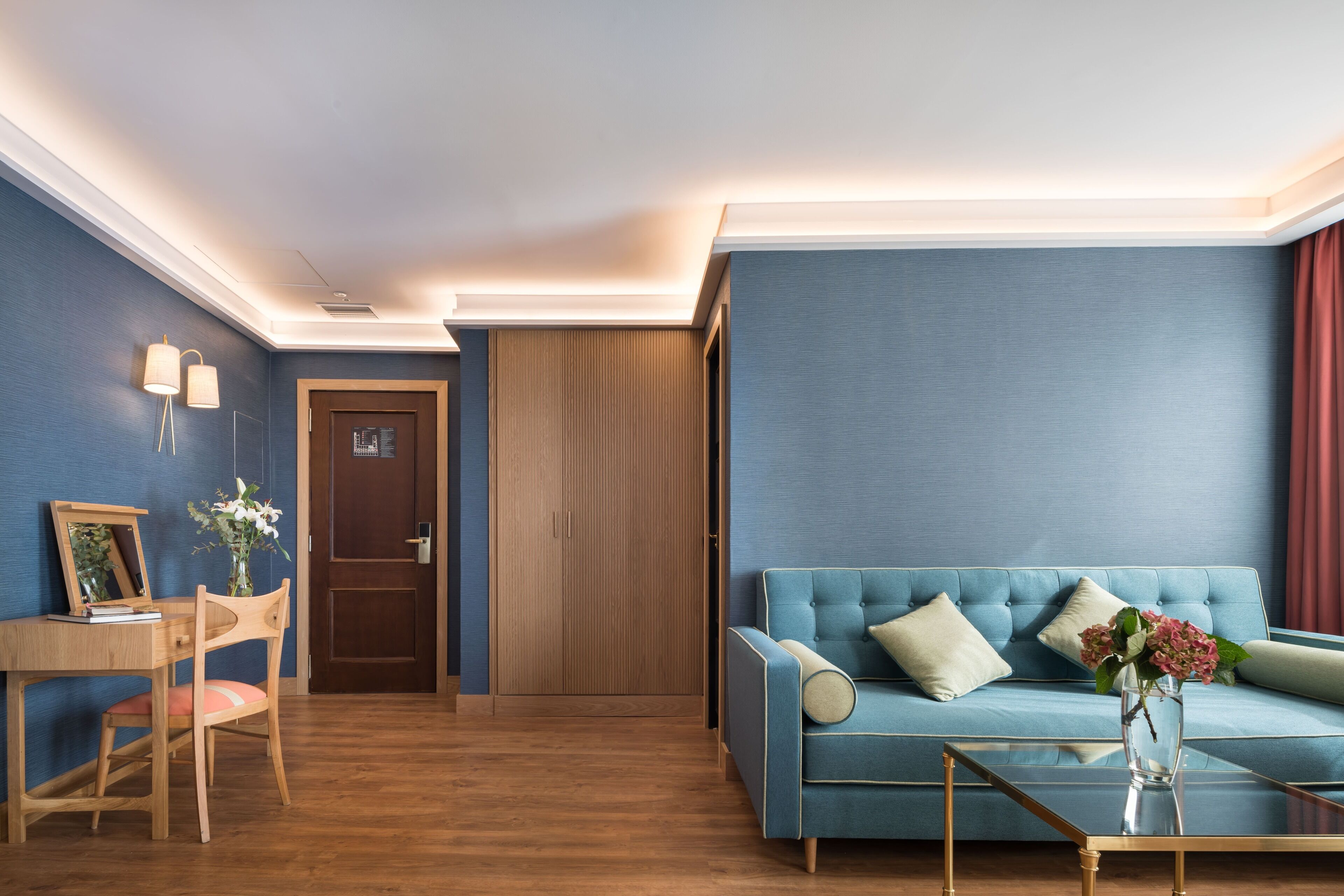 junior suite | living area | flat-screen tv