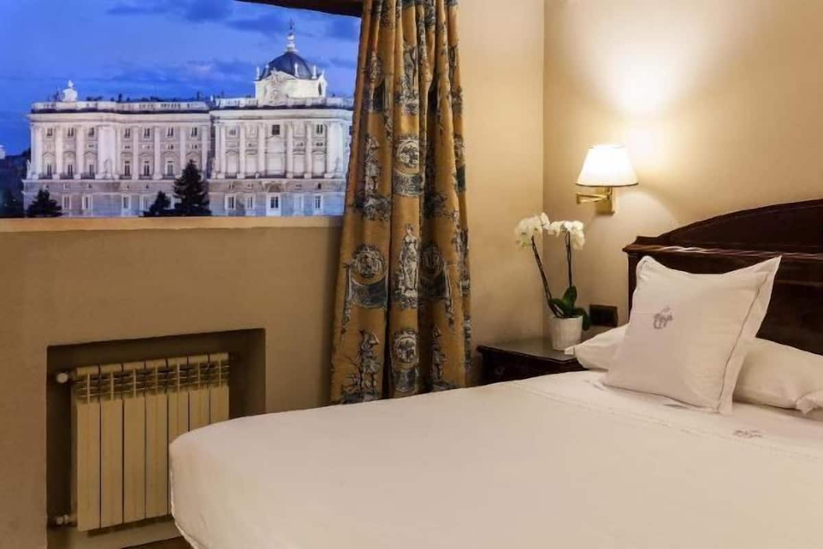 Minibaari, tallelokero huoneessa, yksilöllisesti sisustettu, työpöytä