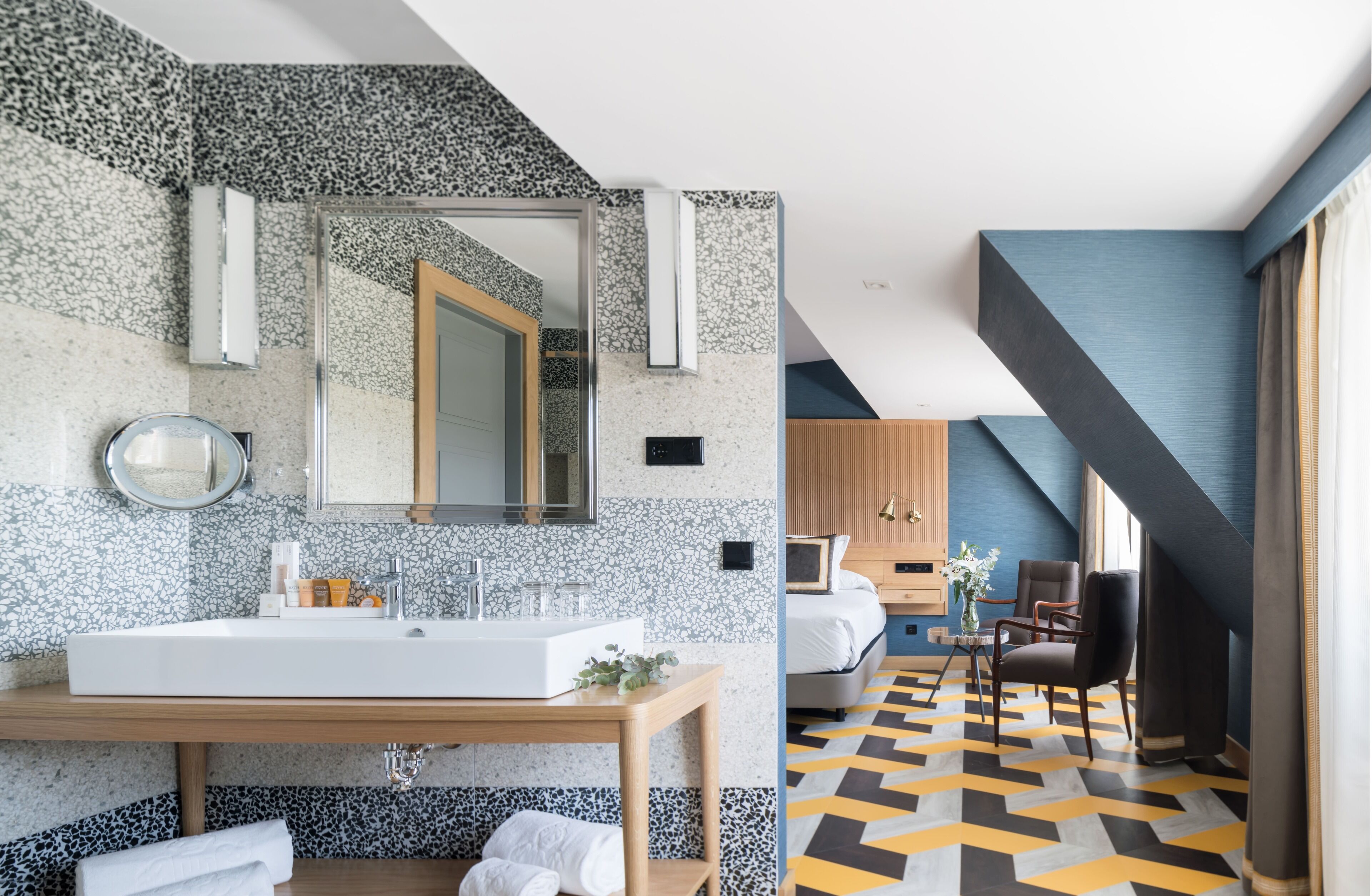 suite room | bathroom | bathtub, deep-soaking bathtub, free toiletries, hair dryer