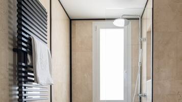 Junior Suite | Bathroom | Bathtub, deep-soaking bathtub, free toiletries, hair dryer