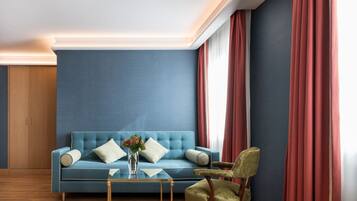 Suite junior | Minibar, caja de seguridad en la habitación y decoración personalizada