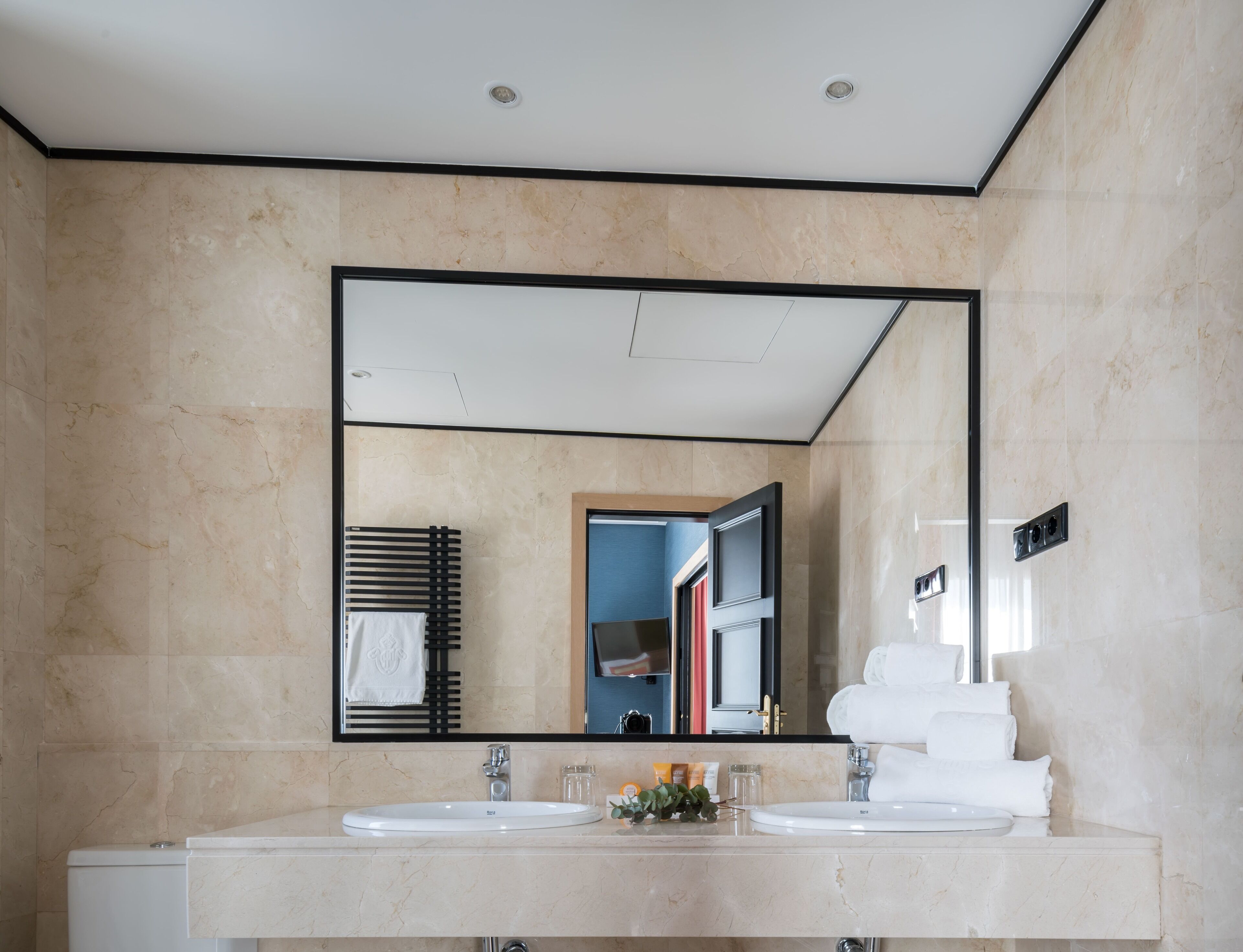junior suite | bathroom | bathtub, deep-soaking bathtub, free toiletries, hair dryer