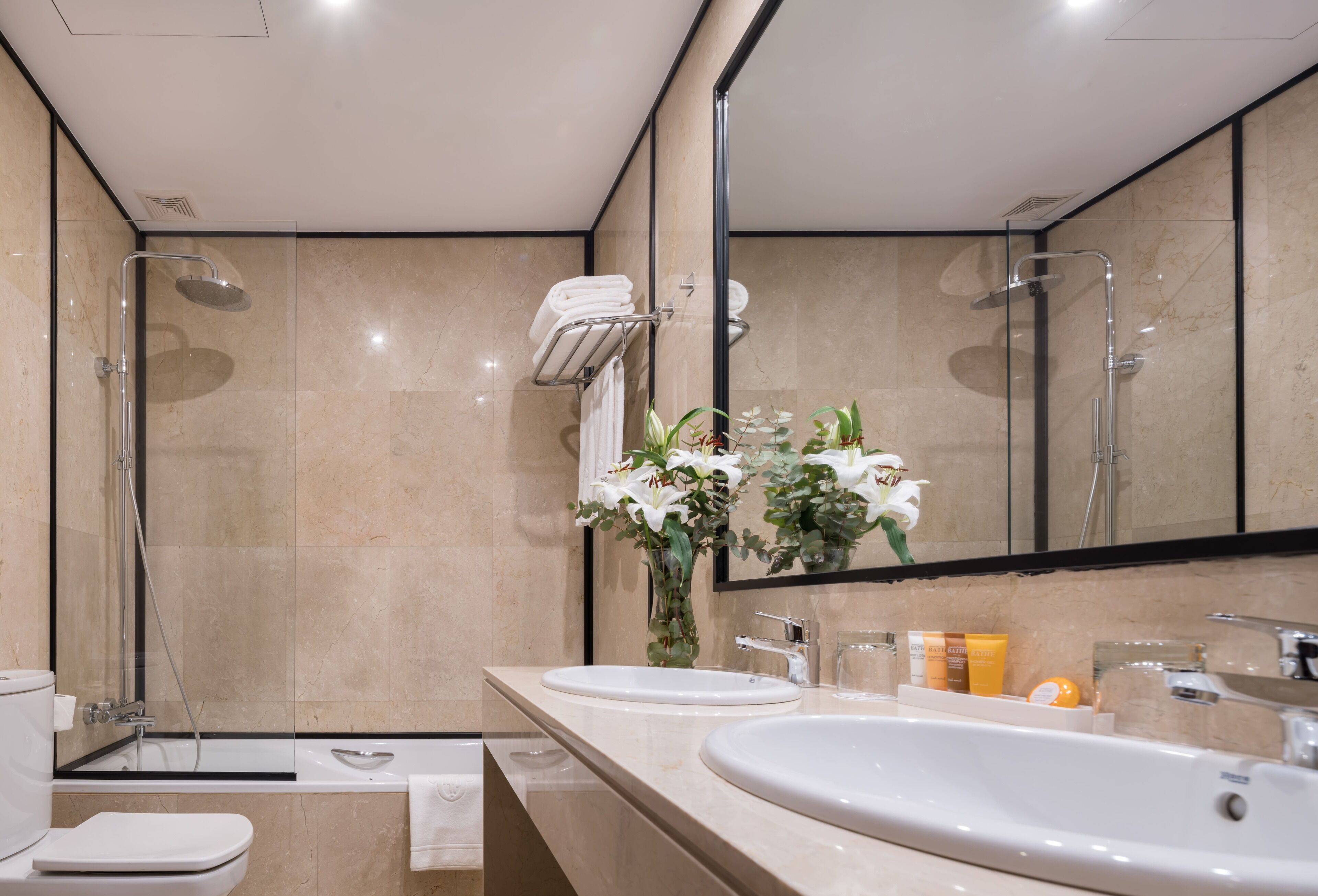 bathtub, deep-soaking bathtub, free toiletries, hair dryer