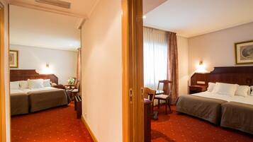 Habitación familiar | Minibar, caja fuerte, escritorio y wifi gratis