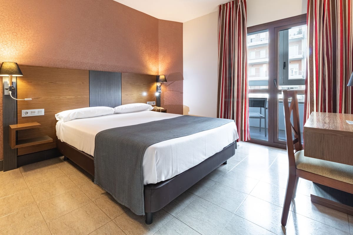 double room | premium bedding, select comfort beds, minibar, in-room safe