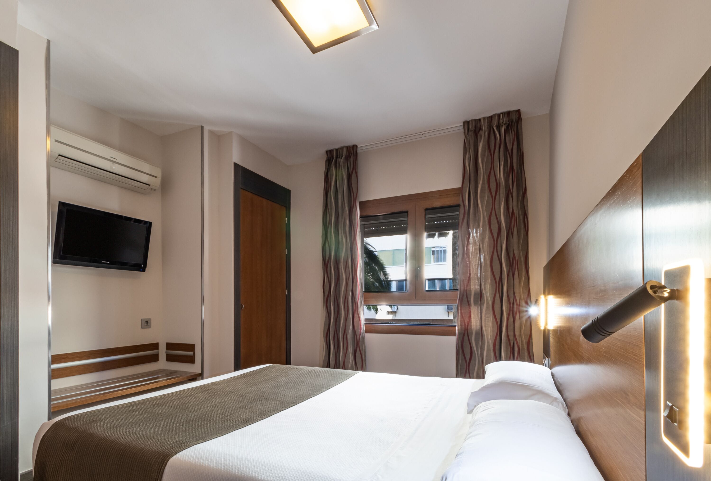 single room | premium bedding, select comfort beds, minibar, in-room safe