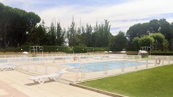 Piscine extérieure (ouverte en saison), parasols de plage