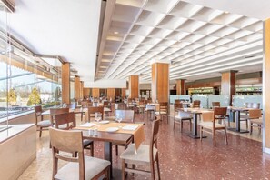 Melayani sarapan dan makan siang dengan sajian masakan internasional