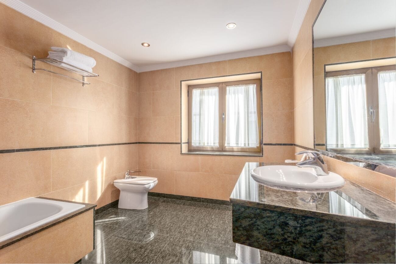 Une salle de bain moderne avec une baignoire, des toilettes et un lavabo.