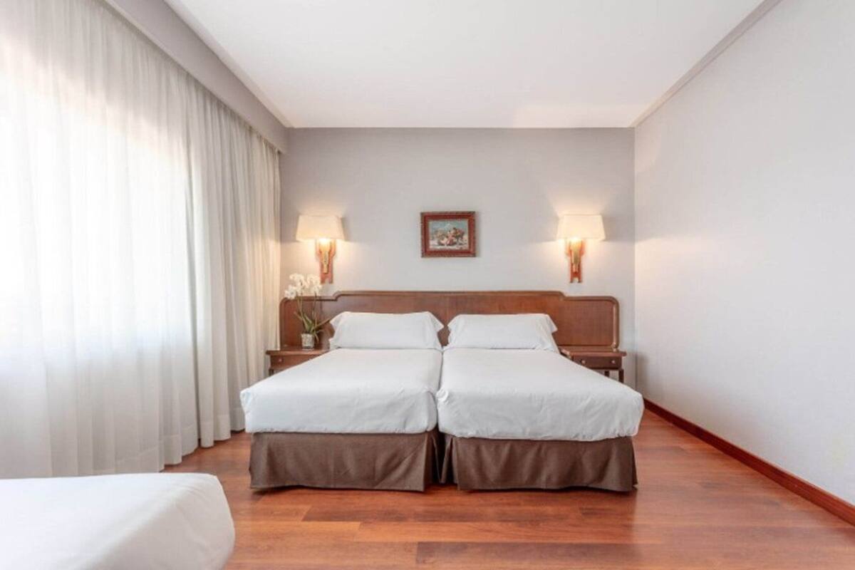 Habitació familiar (3 Adultos) | 1 dormitori, minibar, caixa forta a l'habitació i escriptori 