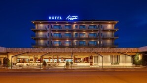 Un hotel de varios pisos con un cartel llamativo que dice 