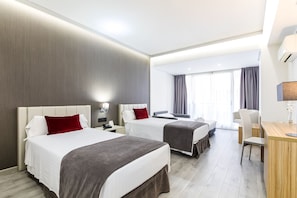 In-room safe, desk, laptop workspace, blackout drapes - Sweet Hotel Renasa (Valencia)