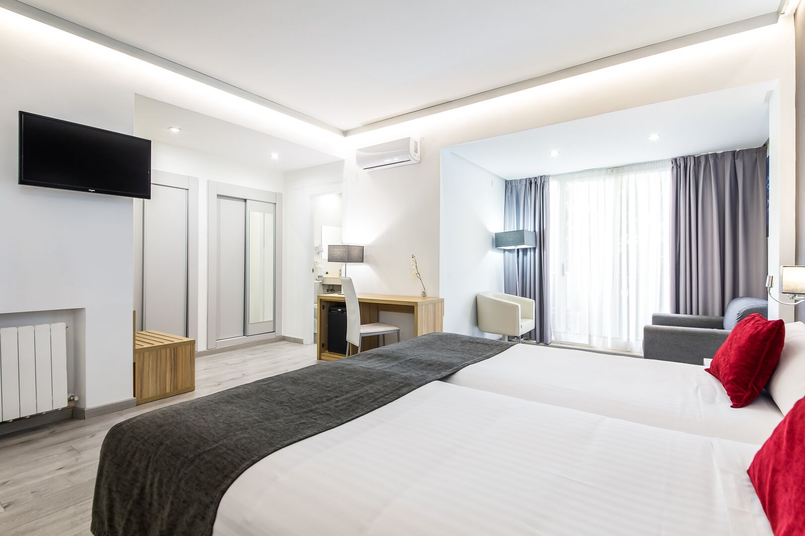 Superior Double or Twin Room | In-room safe, desk, laptop workspace, blackout drapes