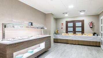 Se ofrece un desayuno bufé los fines de semana (10 EUR por persona)