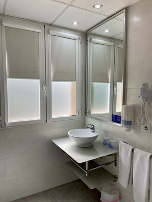 Deluxe-Studiosuite | Badezimmer | Dusche, kostenlose Toilettenartikel, Haartrockner, Handtücher