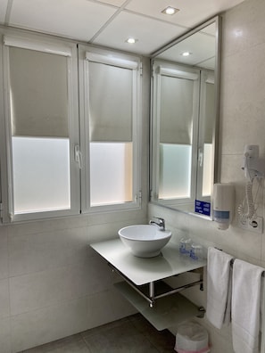 Suite monolocale Deluxe | Bagno | Doccia, set di cortesia gratuito, asciugacapelli, asciugamani