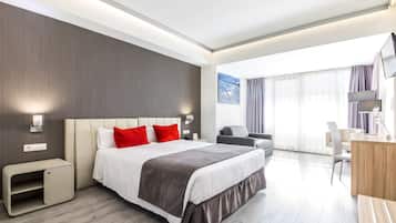 Habitación superior con 1 cama doble o 2 individuales | Caja fuerte, escritorio, espacio para trabajar con un portátil