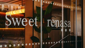 A hotel entrance with the name "Sweet renasa" displayed prominently. - Sweet Hotel Renasa (Valencia)