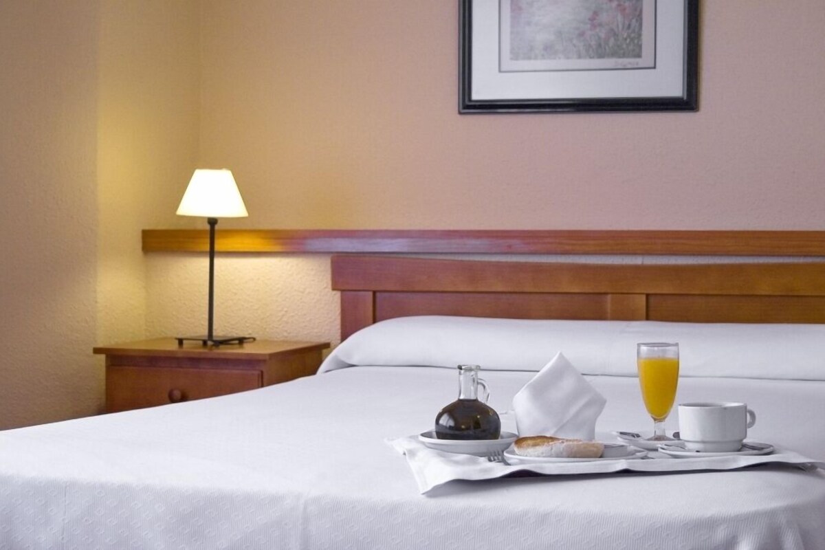Cribs (free), rollaway beds (surcharge), WiFi (free), bed sheets