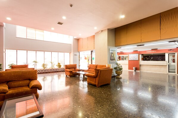 Habitación triple | Zona de estar | Televisión de 32 pulgadas con canales digitales