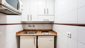 Réfrigérateur, four à micro-ondes, surface de cuisson