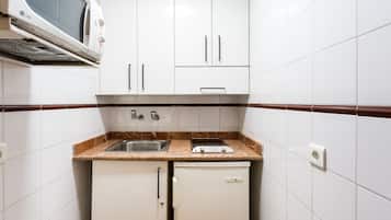 Full-sized fridge, microwave, stovetop, cookware/dishes/utensils