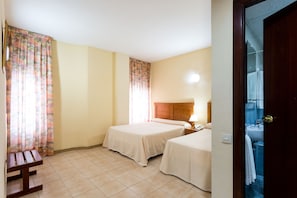 Habitación triple | Cunas gratuitas, camas supletorias, wifi gratis y ropa de cama