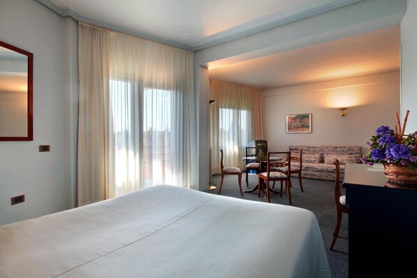 A hotel room with a bed, a desk, a chair, and a sofa. - Rey Sancho Ramirez (Barbastro)