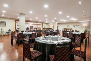 Sarapan prasmanan setiap hari (EUR 10.00 per orang)