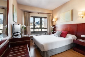 Desk, blackout drapes, free WiFi, bed sheets