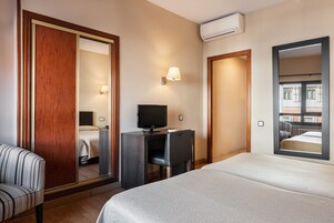 Escrivaninha, cortinas blackout, Wi-Fi de cortesia, roupa de cama