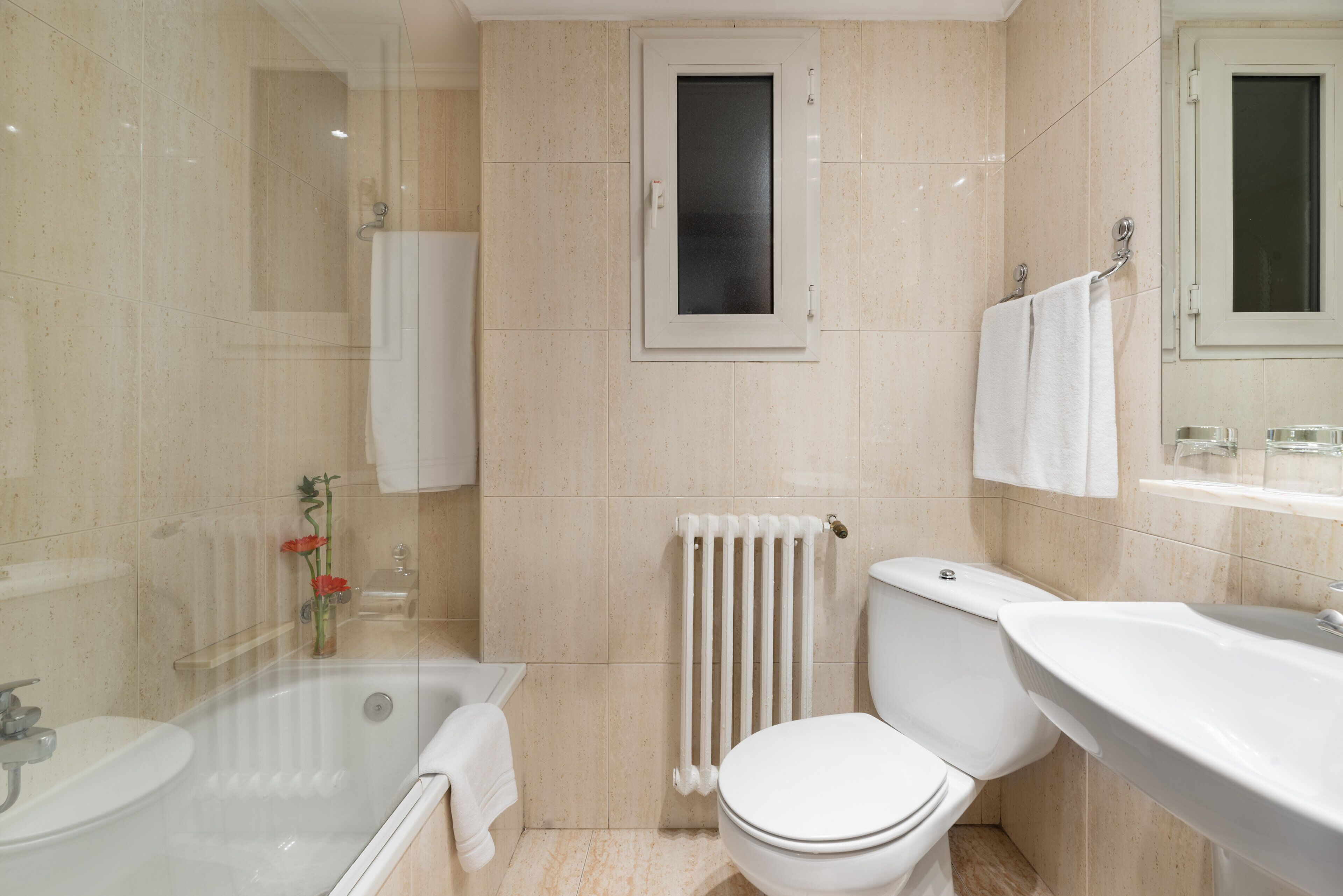 Un baño con bañera, inodoro y lavabo.