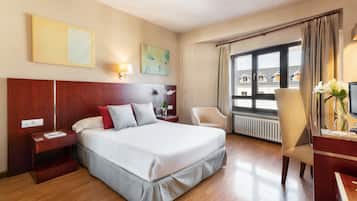 Een bureau, verduisterende gordijnen, gratis wifi, beddengoed