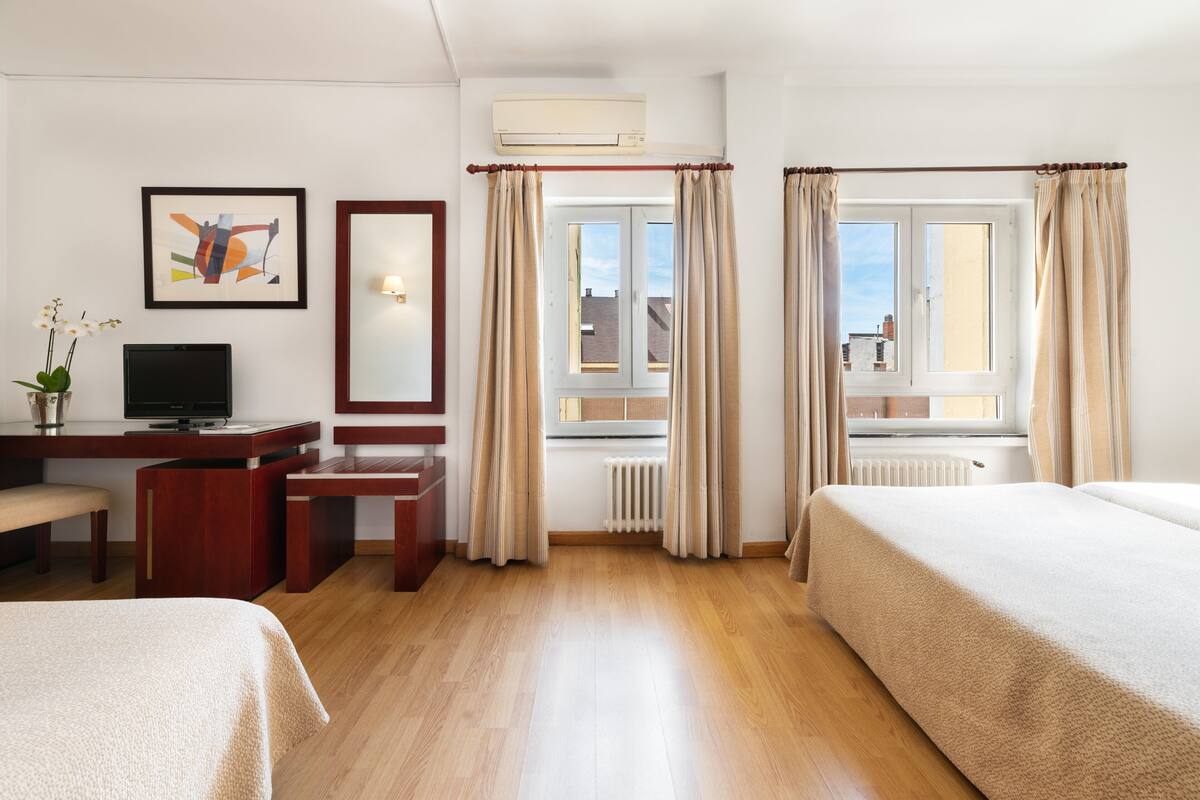 Double Room with extra bed | Desk, blackout drapes, WiFi (free), bed sheets