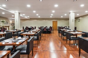 Desayuno buffet diario (EUR 10.00 por persona)