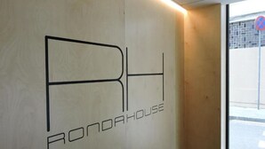 Una paret amb el text "RONDAHOUSE" i un logotip.