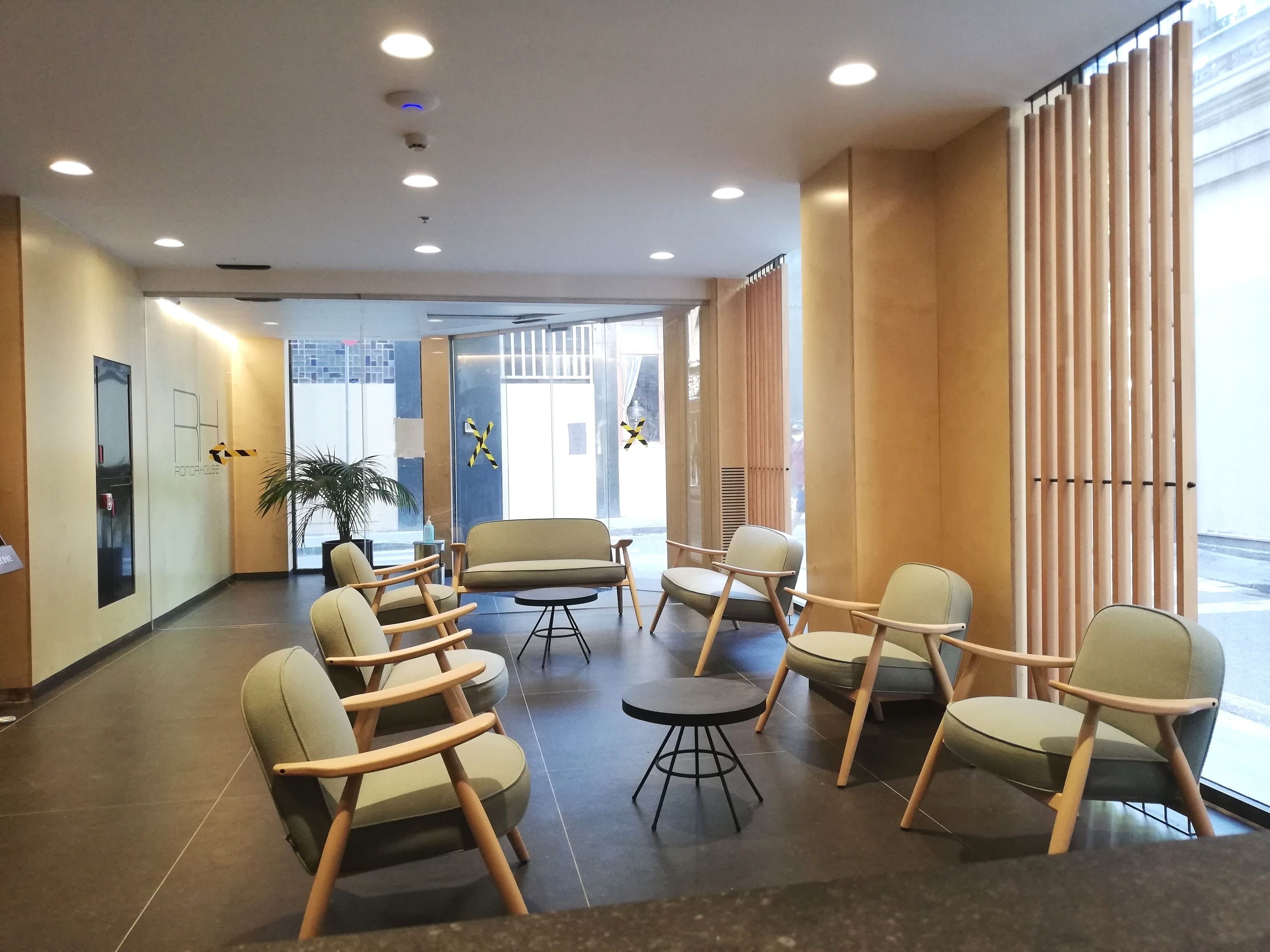 Coin salon dans le hall