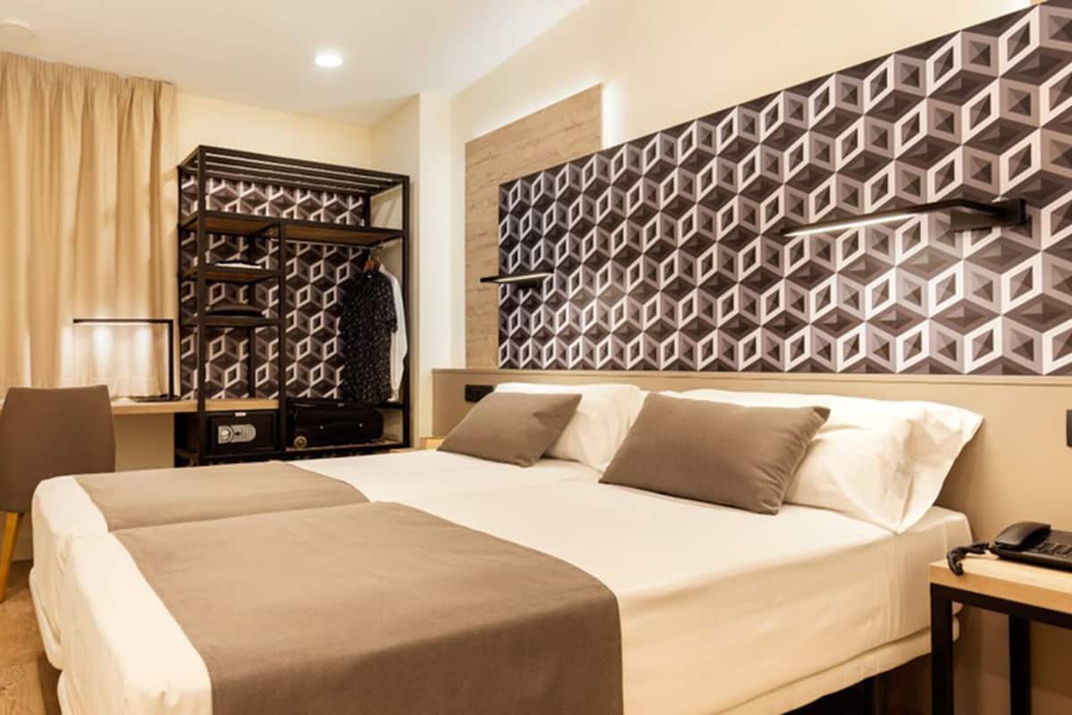 In-room safe, bed sheets