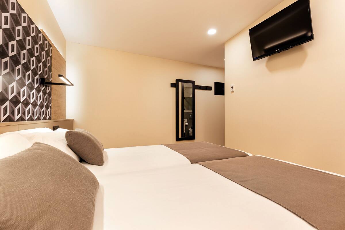In-room safe, bed sheets