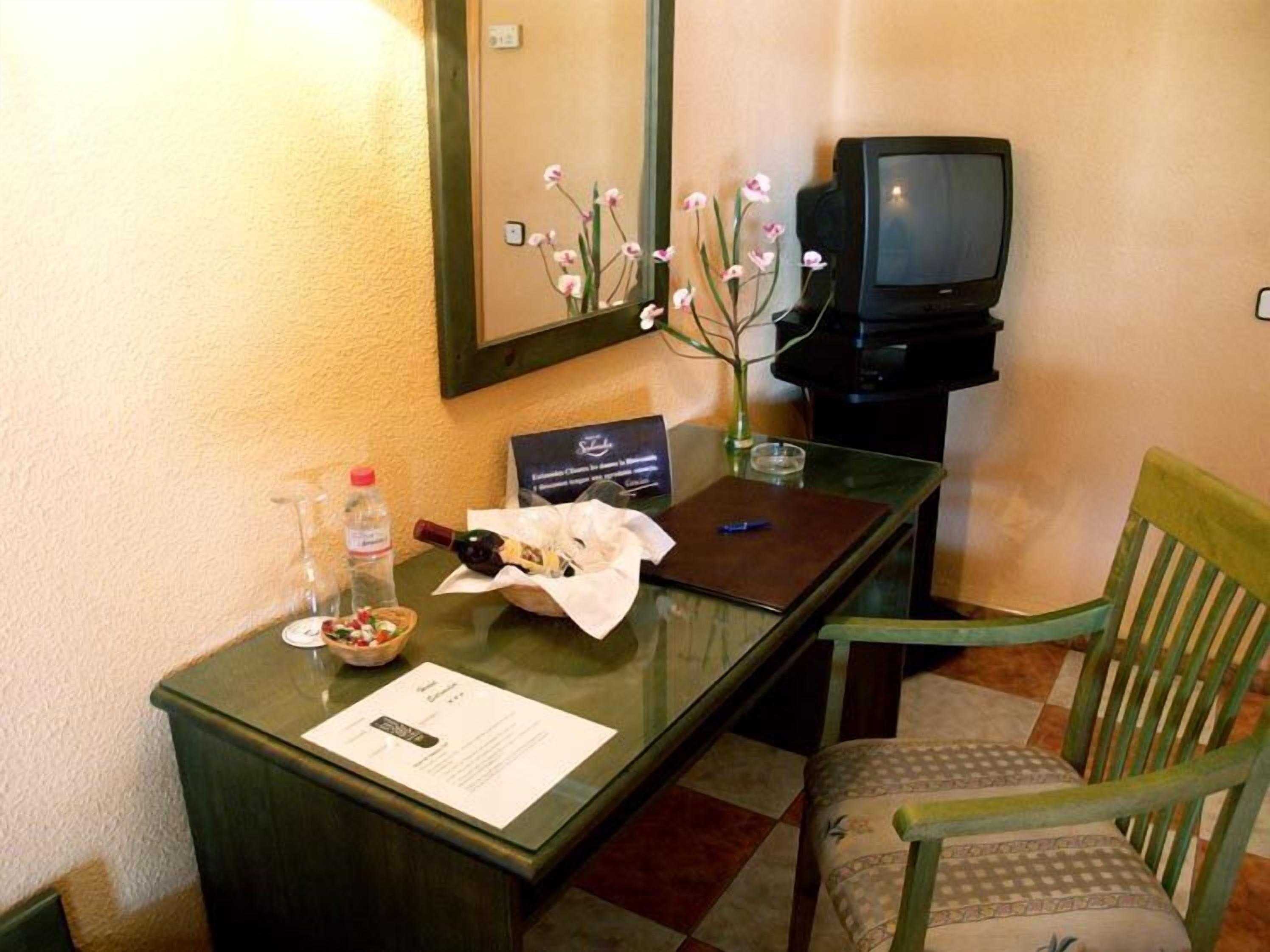 desk, rollaway beds, free wifi