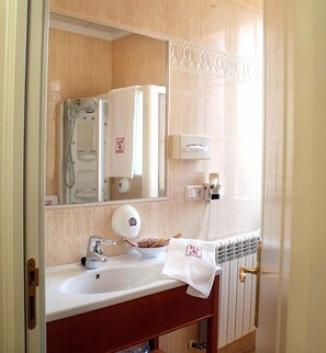 Double Room | Bathroom | Deep soaking tub, free toiletries, hair dryer, bidet - San Camilo (Navarrete)
