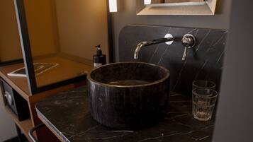 Een kluis op de kamer, een bureau, wifi