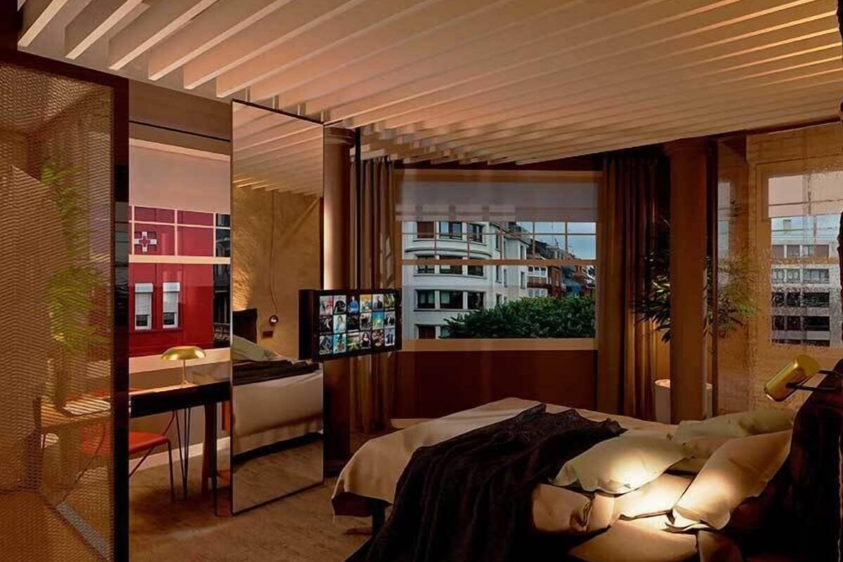 In-room safe, desk, WiFi