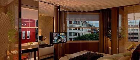 Brankas, meja kerja, dan Wi-Fi