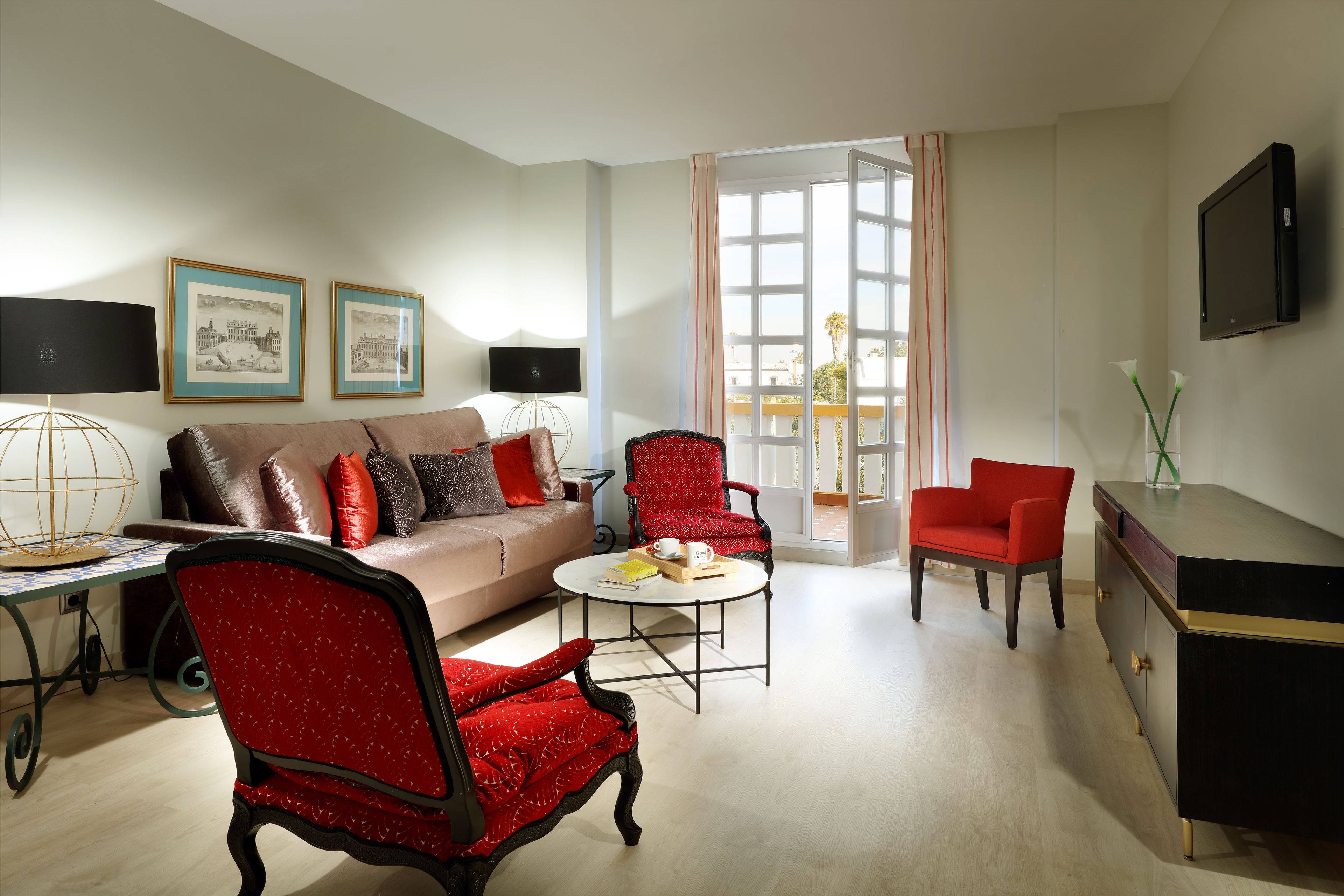 Minibar, coffres-forts dans les chambres, bureau