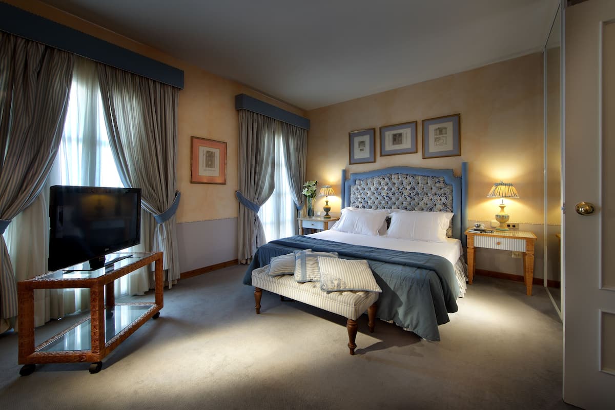 Double Room | Minibar, in-room safe, desk, laptop workspace
