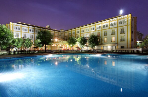 Seasonal outdoor pool, pool umbrellas, pool loungers