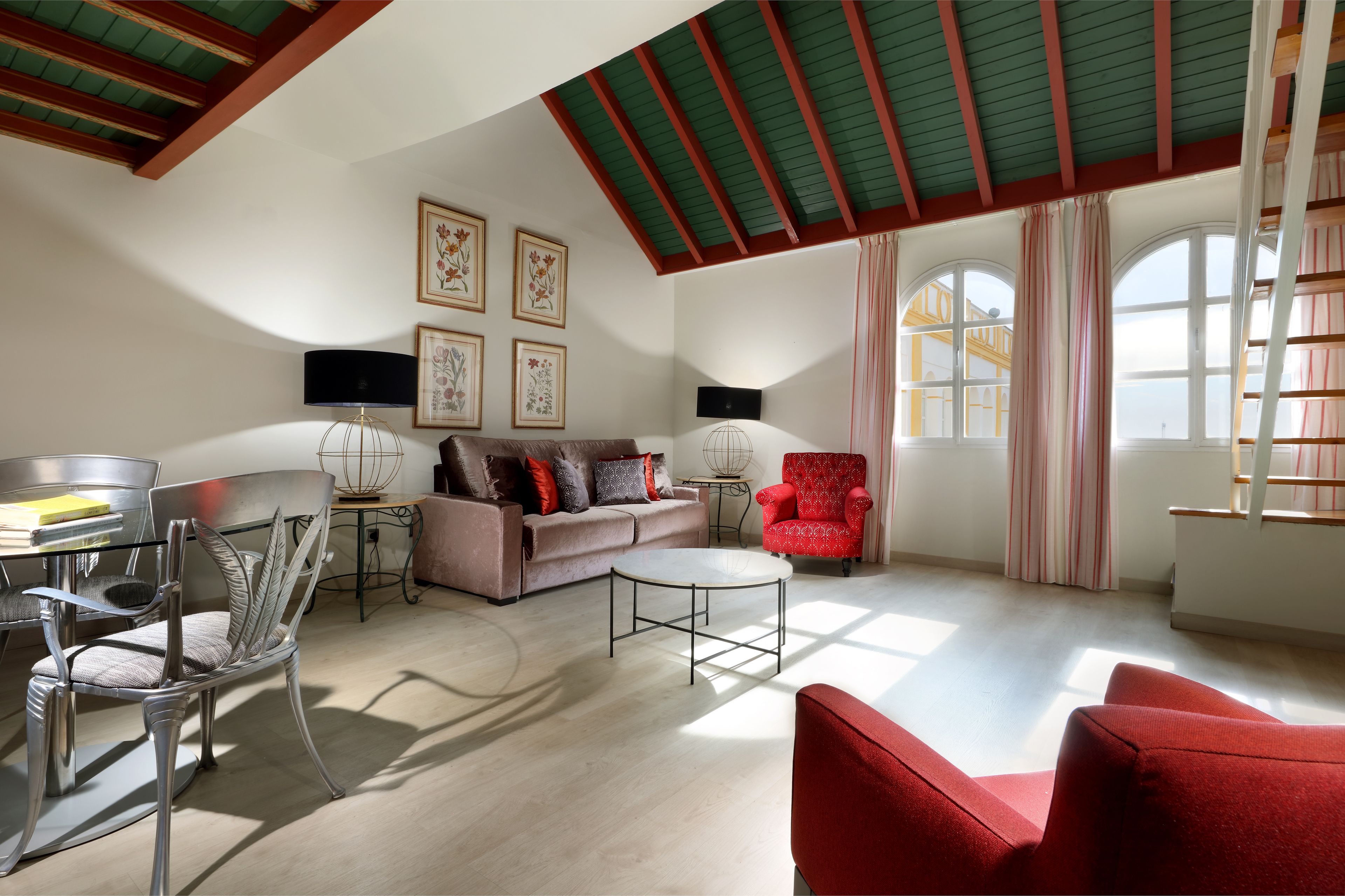 Minibar, coffres-forts dans les chambres, bureau