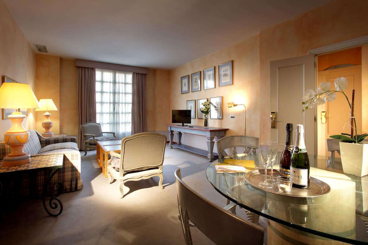 Single Room, 1 Twin Bed | Minibar, in-room safe, desk, laptop workspace